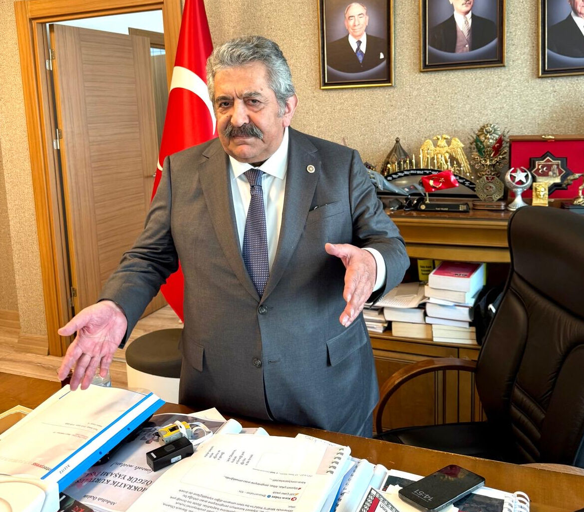 MHP'li Feti Yıldız'ın paylaşımı gündem oldu! Masasındaki 'Öcalan' detayına yorum yağdı - 1. Resim