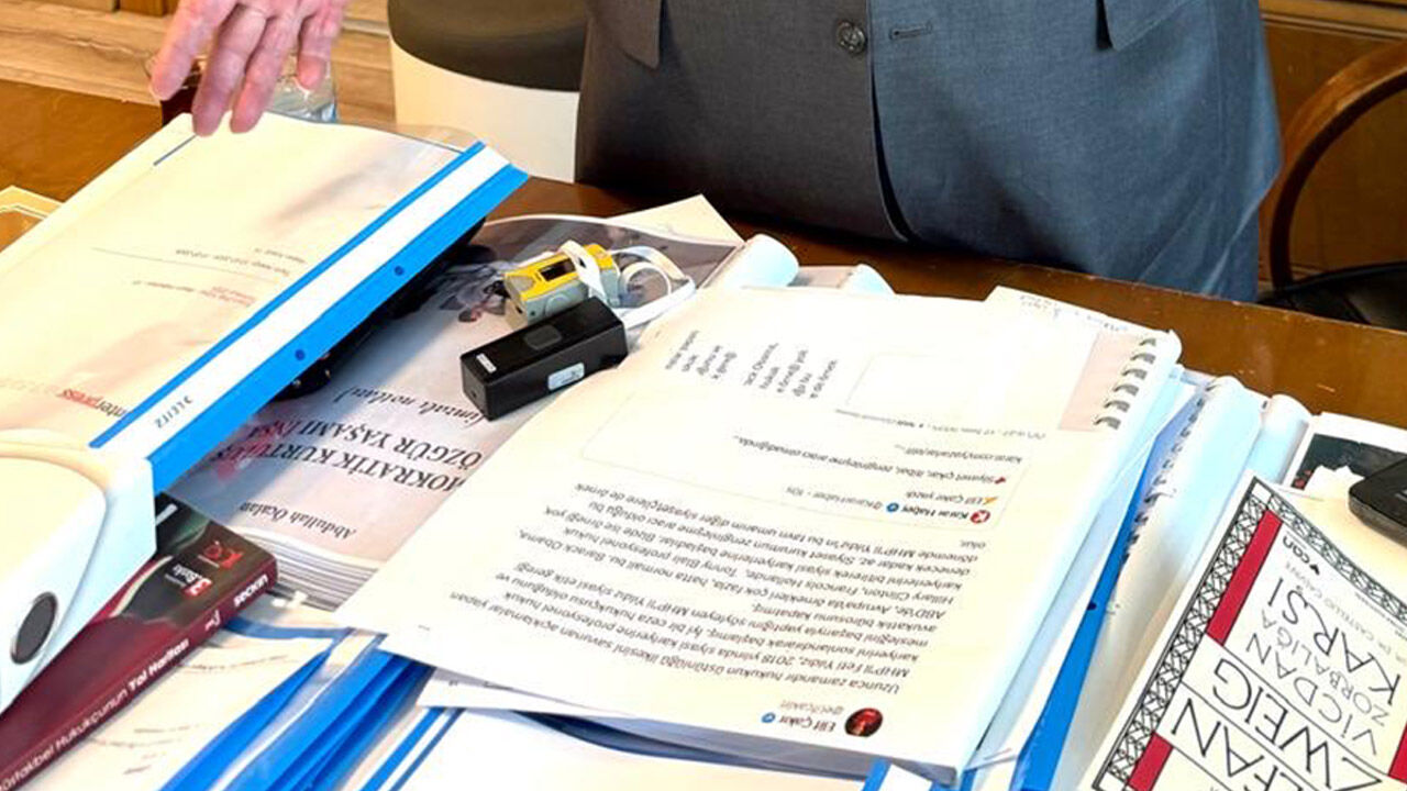 MHP'li Feti Yıldız'ın paylaşımı gündem oldu! Masasındaki 'Öcalan' detayına yorum yağdı - 2. Resim