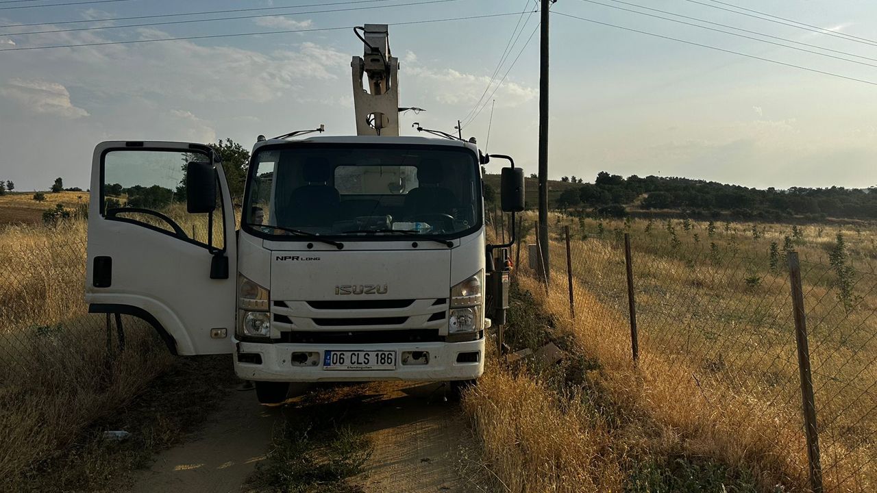 Tamir için çıktığı aydınlatma direğinde elektrik akımına kapılarak can verdi Tamir için çıktığı aydınlatma direğinde elektrik akımına kapılarak can verdi