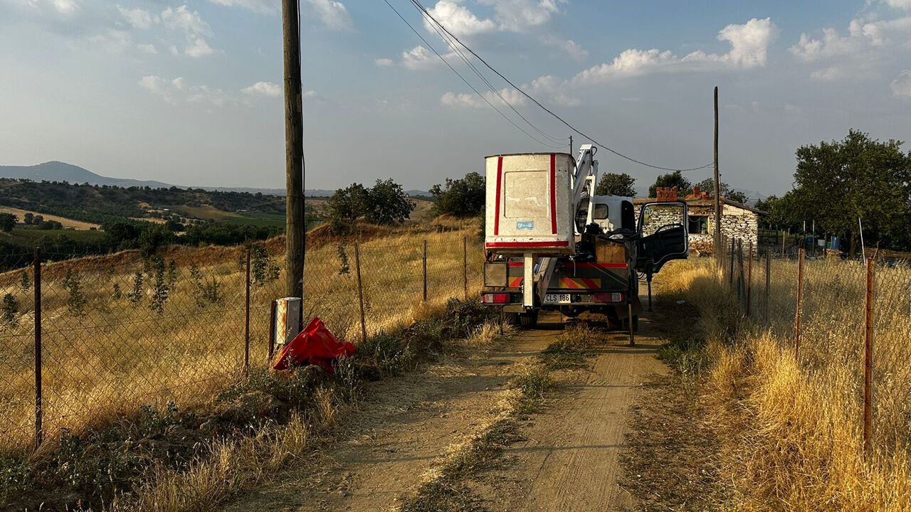 Tamir için çıktığı aydınlatma direğinde elektrik akımına kapılarak can verdi Tamir için çıktığı aydınlatma direğinde elektrik akımına kapılarak can verdi - 1. Resim