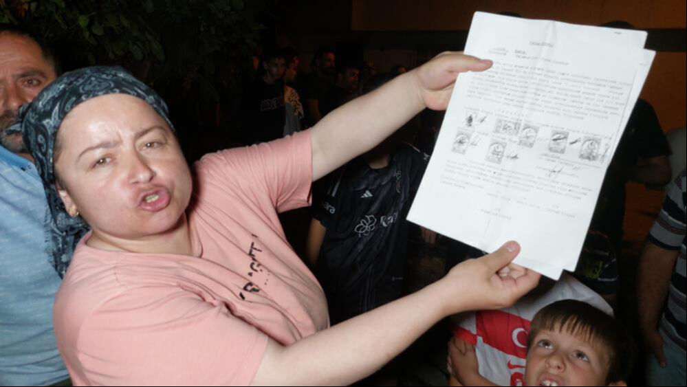 "Tapulu arsam" dediği yolu beton duvarla kapattı! Gören mahalleli şoke oldu "Tapulu arsam" dediği yolu beton duvarla kapattı! Gören mahalleli şoke oldu - 1. Resim