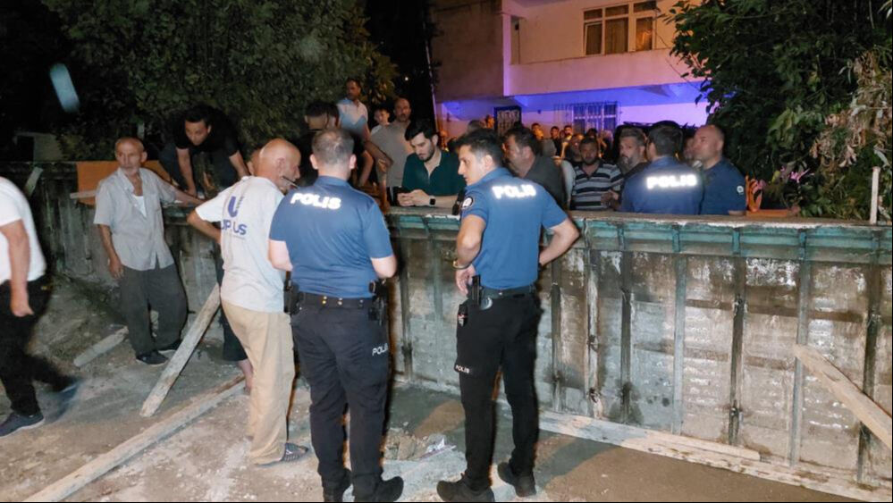 "Tapulu arsam" dediği yolu beton duvarla kapattı! Gören mahalleli şoke oldu "Tapulu arsam" dediği yolu beton duvarla kapattı! Gören mahalleli şoke oldu - 2. Resim