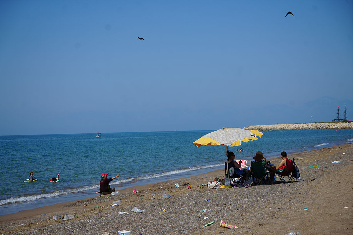 'Ücretsiz beach'e giden pişman oluyor! Ünlü sahildeki görüntüler muhtarı isyan ettirdi - 1. Resim