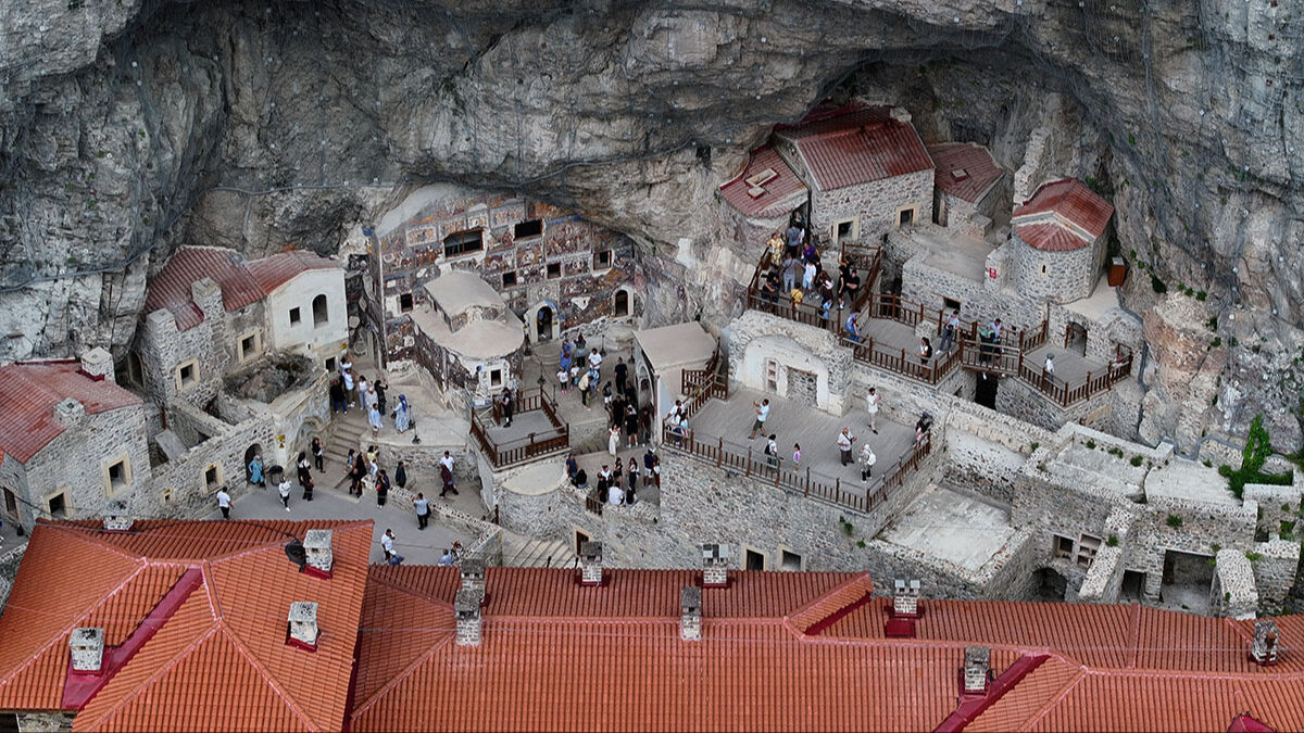 Ünlü manastıra 151 bin kişi tırmandı! Gezi rehberinin ilk sırasında yer alıyor Ünlü manastıra 151 bin kişi tırmandı! Gezi rehberinin ilk sırasında yer alıyor - 5. Resim