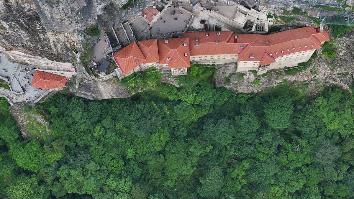 Ünlü manastıra 151 bin kişi tırmandı! Gezi rehberinin ilk sırasında yer alıyor Ünlü manastıra 151 bin kişi tırmandı! Gezi rehberinin ilk sırasında yer alıyor - 8. Resim