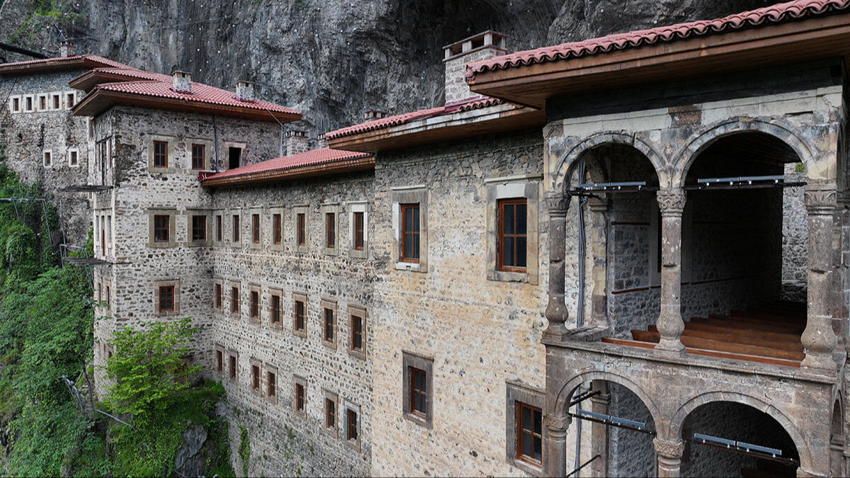 Ünlü manastıra 151 bin kişi tırmandı! Gezi rehberinin ilk sırasında yer alıyor Ünlü manastıra 151 bin kişi tırmandı! Gezi rehberinin ilk sırasında yer alıyor - 6. Resim
