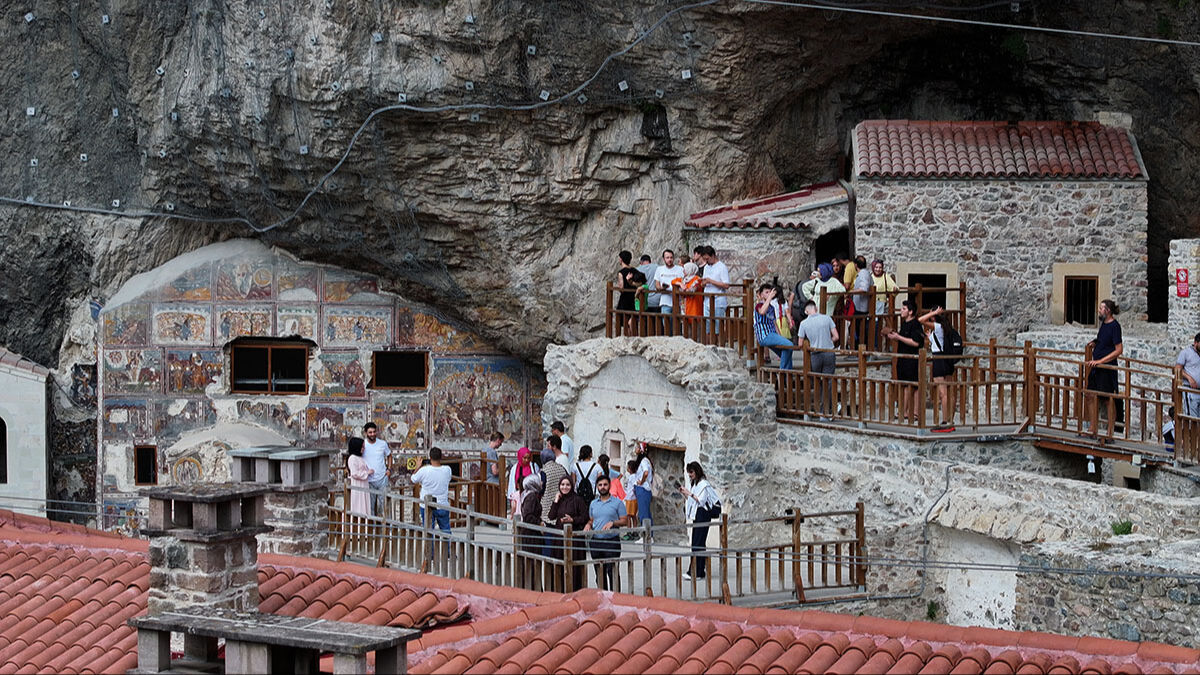 Ünlü manastıra 151 bin kişi tırmandı! Gezi rehberinin ilk sırasında yer alıyor Ünlü manastıra 151 bin kişi tırmandı! Gezi rehberinin ilk sırasında yer alıyor - 1. Resim