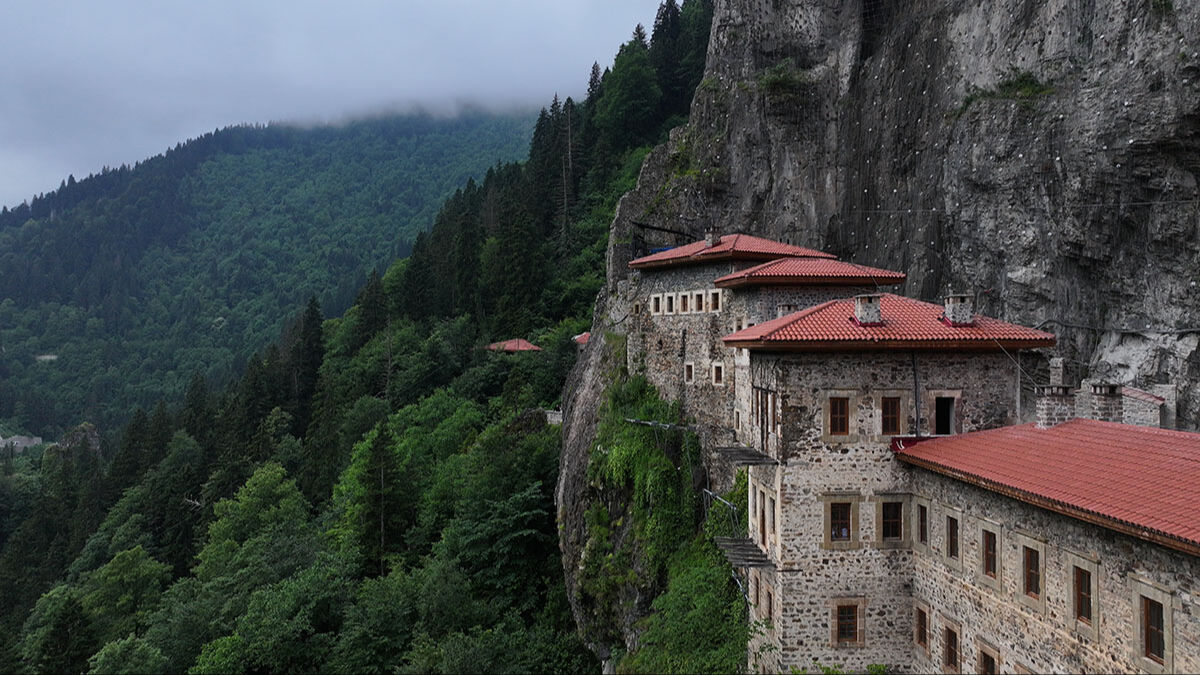 Ünlü manastıra 151 bin kişi tırmandı! Gezi rehberinin ilk sırasında yer alıyor Ünlü manastıra 151 bin kişi tırmandı! Gezi rehberinin ilk sırasında yer alıyor - 7. Resim