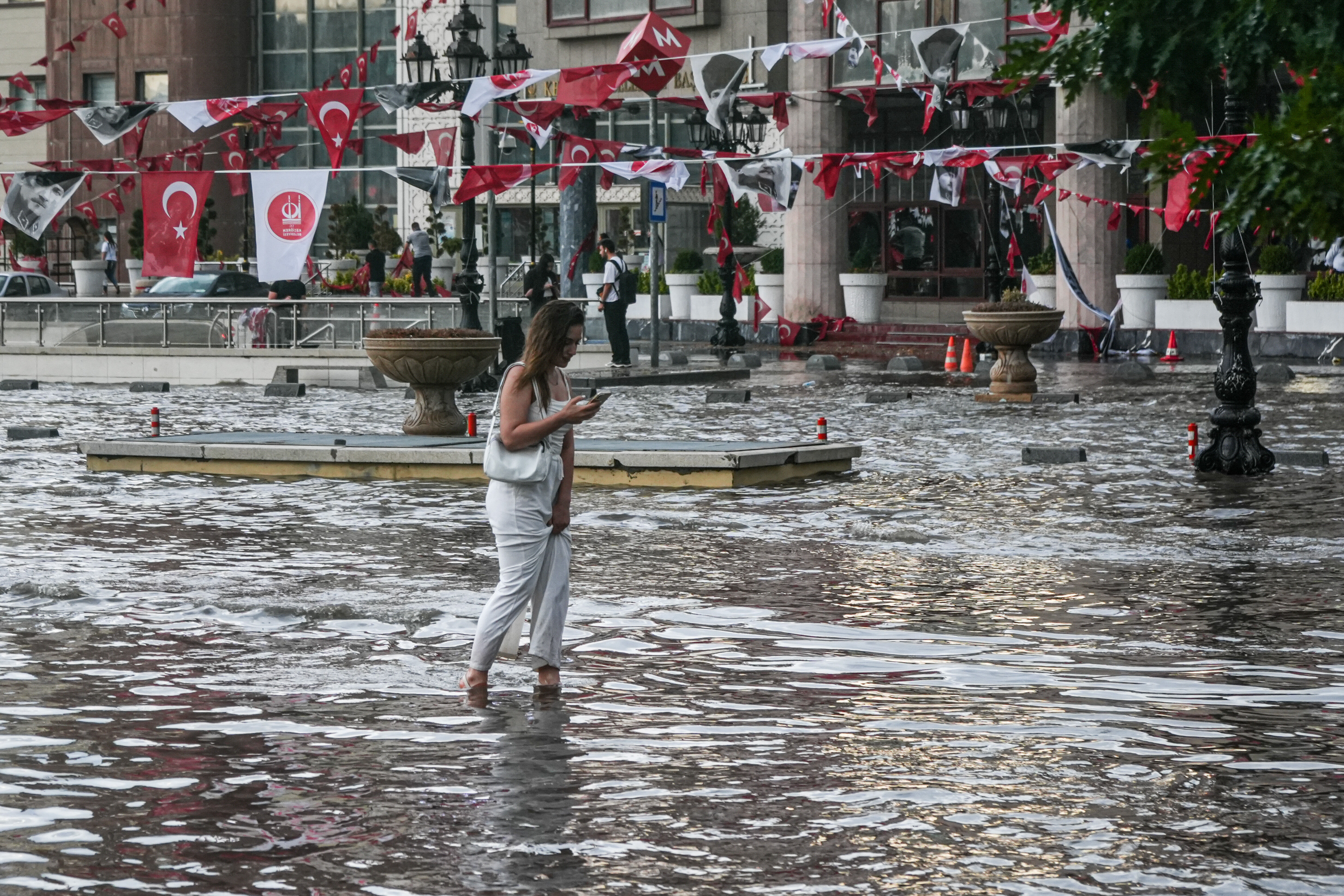 Yaz ortasında fırtına ve sağanak sürprizi! Araçlar sürüklendi, vatandaşlar sığınacak yer aradı - 2. Resim