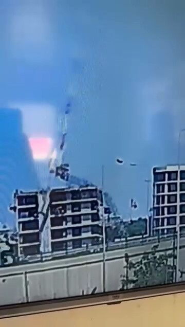 Yüksek tonajlı kule vinç büyük bir gürültüyle devrildi! Metrelerce yüksekten düştü, operatör mahsur kaldı - 2. Resim