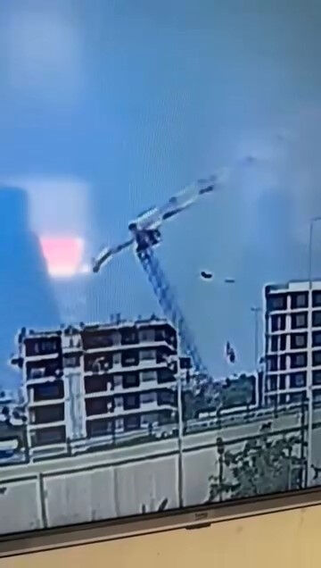 Yüksek tonajlı kule vinç büyük bir gürültüyle devrildi! Metrelerce yüksekten düştü, operatör mahsur kaldı - 1. Resim