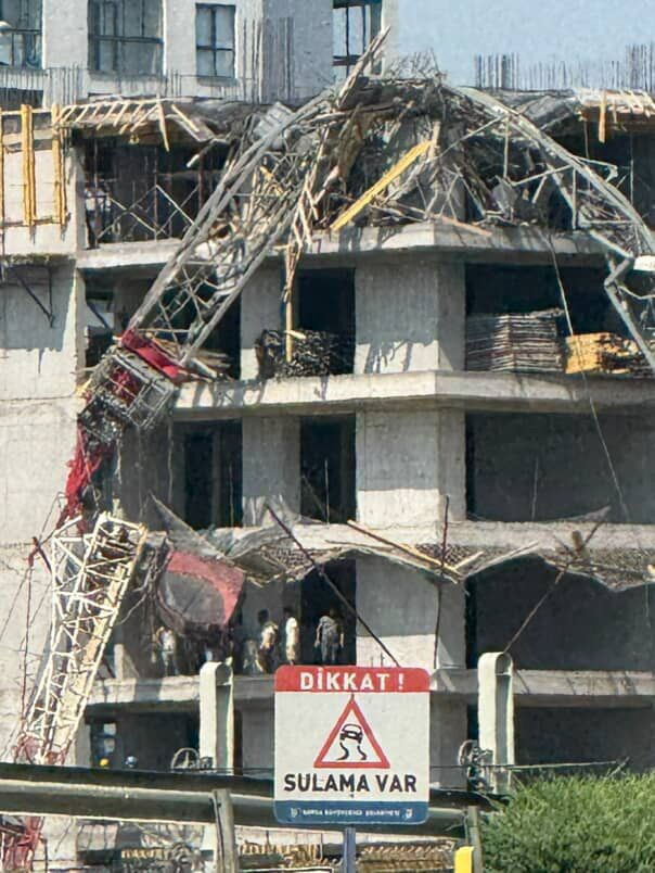 Yüksek tonajlı kule vinç büyük bir gürültüyle devrildi! Metrelerce yüksekten düştü, operatör mahsur kaldı - 3. Resim