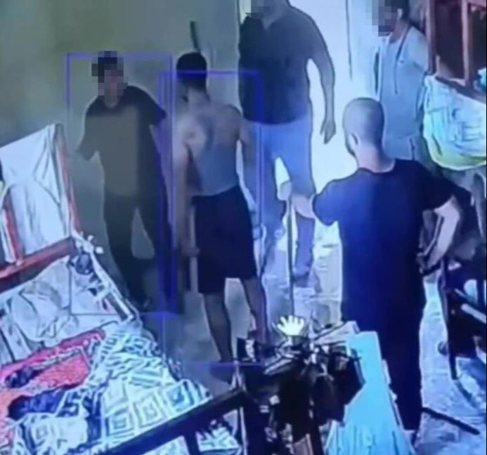 Adana'da vicdanları sızlatan görüntü! 14 yaşındaki çocuk darbedildi, zorla çalıştırıldı Adana'da vicdanları sızlatan görüntü! 14 yaşındaki çocuk darbedildi, zorla çalıştırıldı - 1. Resim