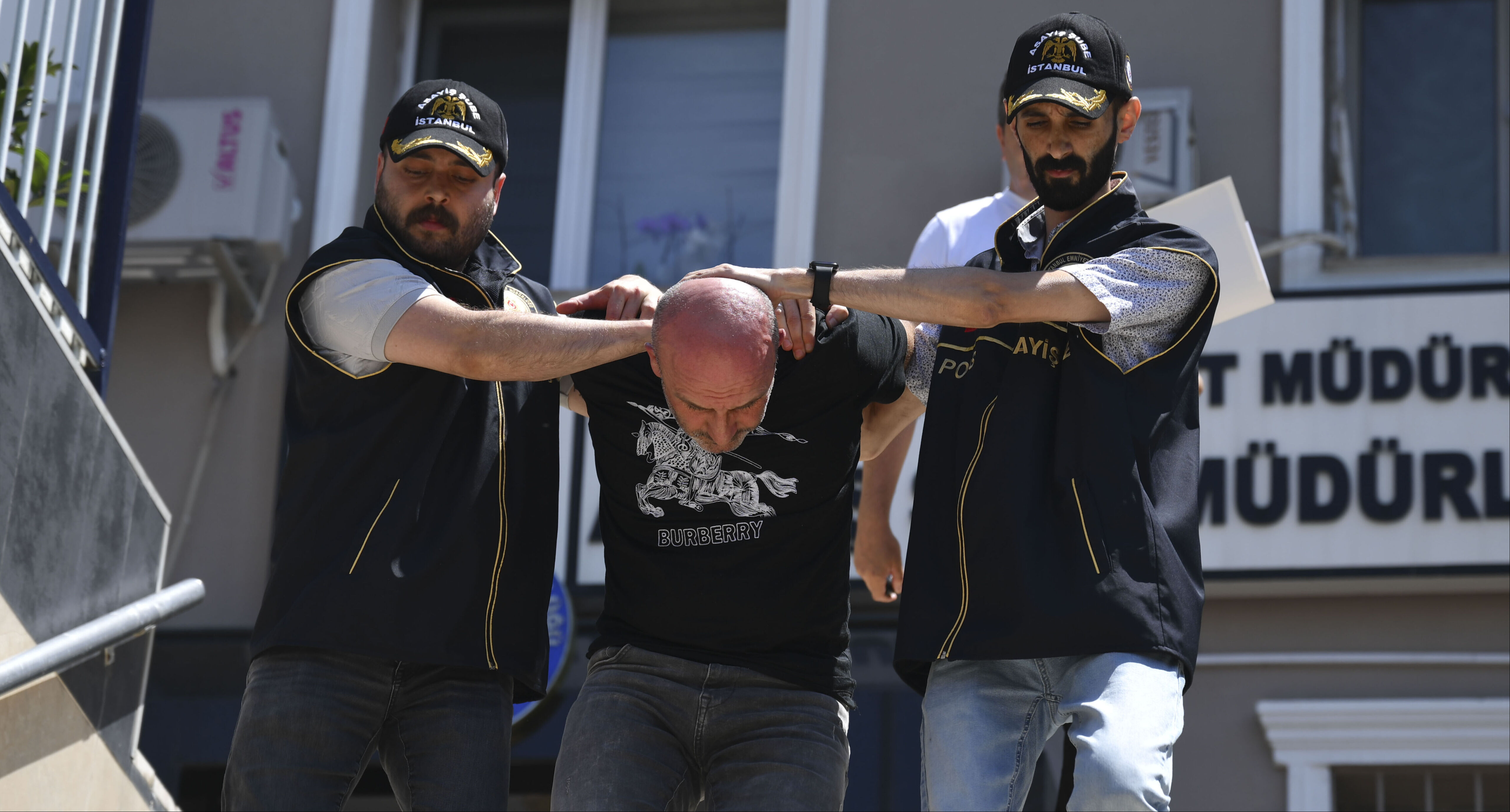 Ayşe Tokyaz cinayetinde 1 polis gözaltında! Şüphelilerin ifadeleri kan dondurdu: Bir bavul var ebediyete gidecek Ayşe Tokyaz cinayetinde 1 polis gözaltında! Şüphelilerin ifadeleri kan dondurdu: Bir bavul var ebediyete gidecek - 1. Resim