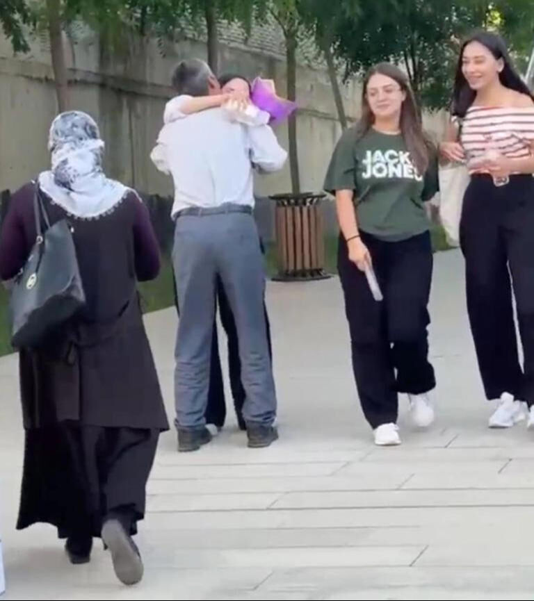 Babası YKS çıkışı çiçeklerle karşılamıştı! Çimen'in aldığı puan belli oldu: Ailesini gururlandıran başarı - 1. Resim