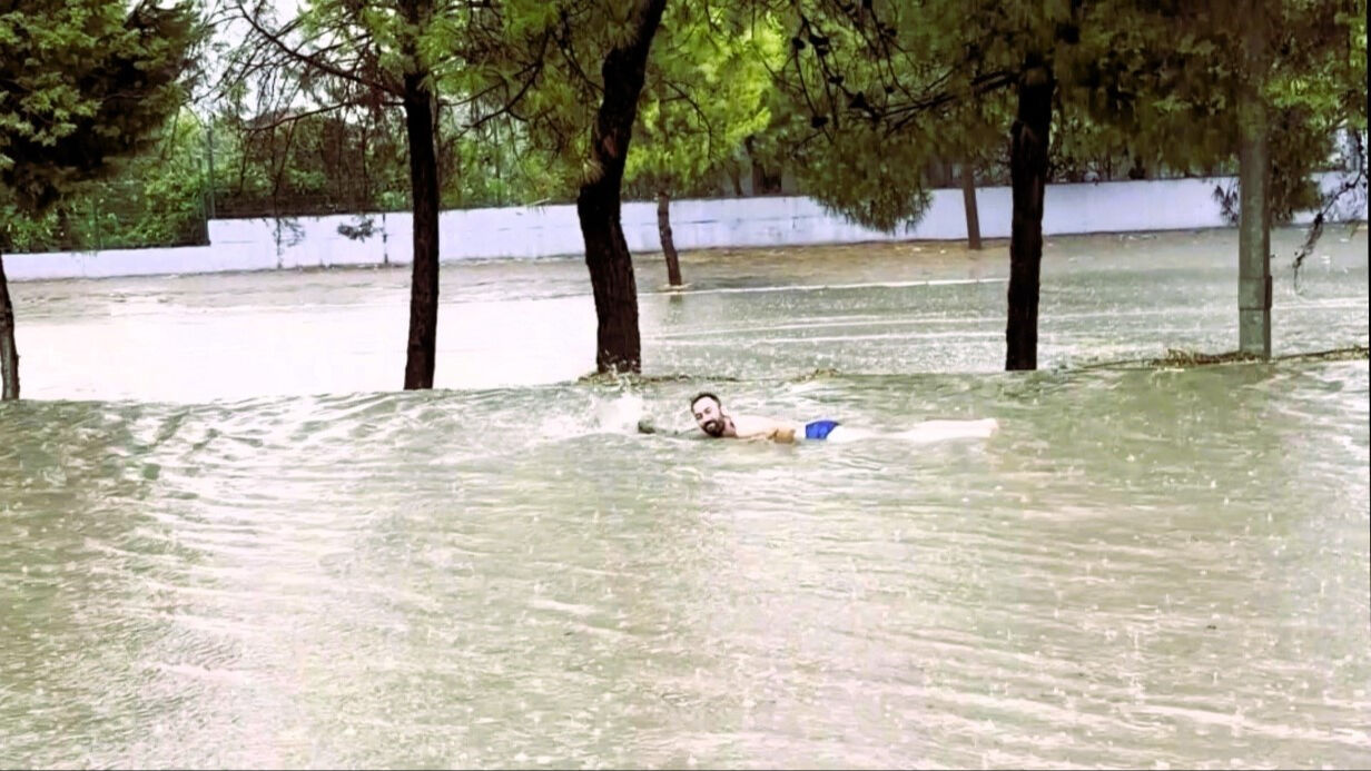 Bulvarsa kulaç atıp yüzerek tepki gösterdi: Deli değilim! - 1. Resim