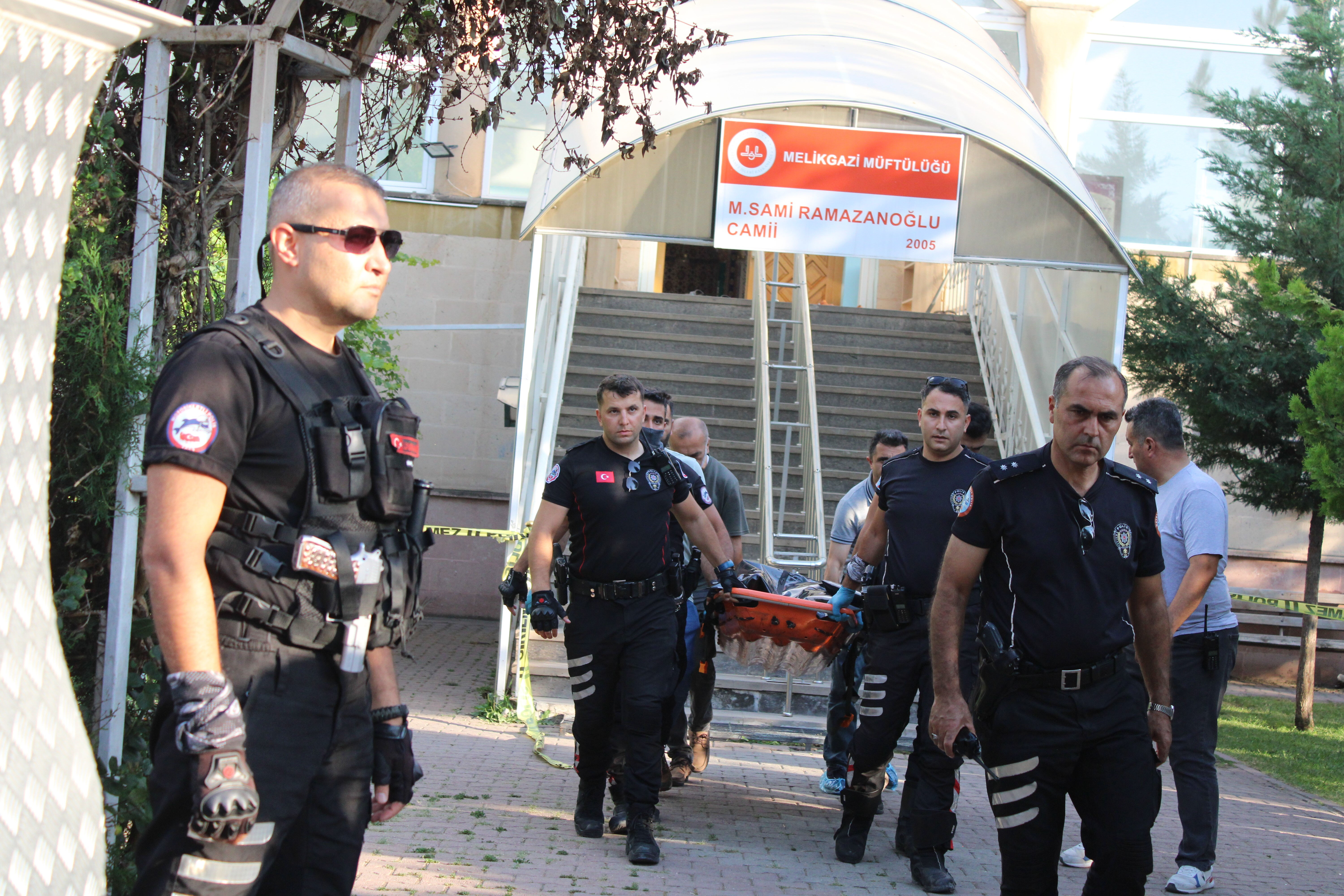 Camide kan donduran cinayet! Namaz kılarken boğazını keserek öldürdü - 1. Resim