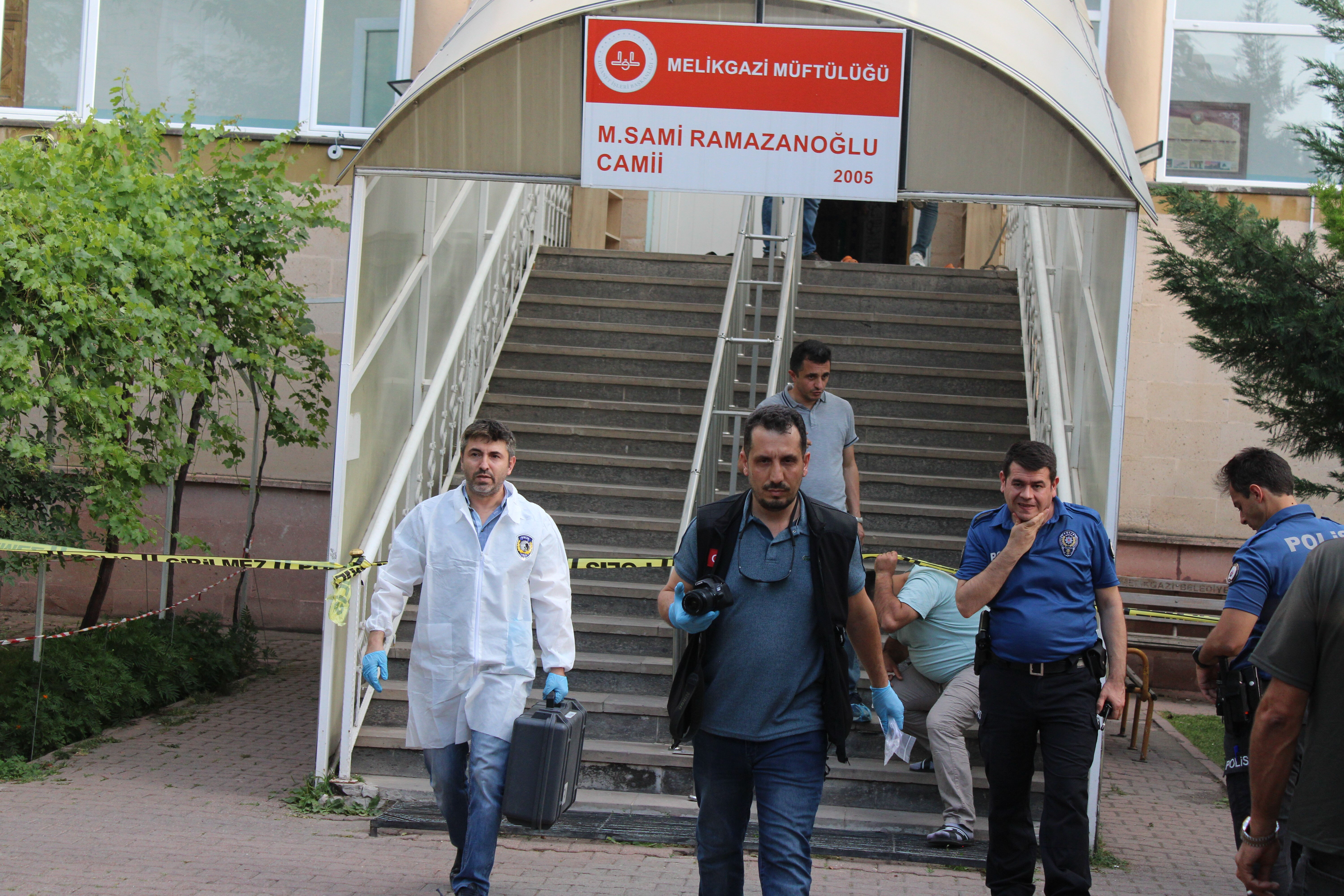 Camide kan donduran cinayet! Namaz kılarken boğazını keserek öldürdü - 2. Resim
