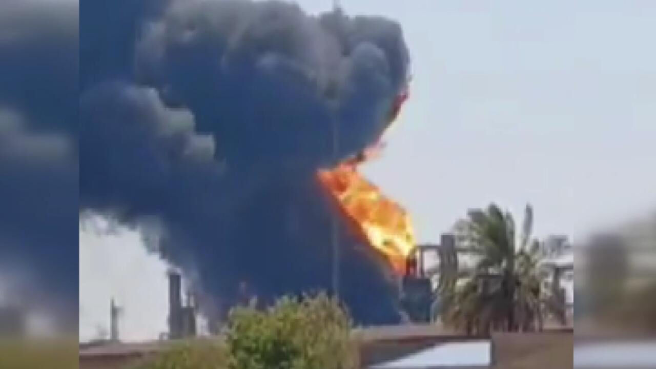 Dünyanın en çok petrol üreten 10 ülkesinden biri! Petrol rafinerisi cayır cayır yandı, 1 kişi öldü - 1. Resim