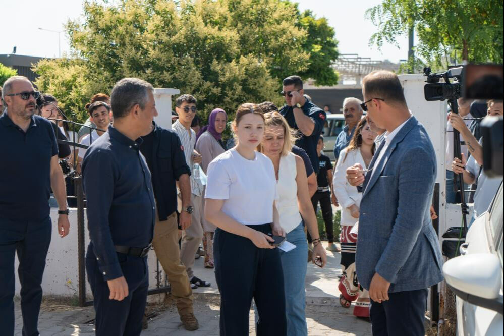 Ferdi Zeyrek'in kızını sınava bizzat götürmüştü! Özgür Özel, Nehir Zeyrek'in YKS sonucunu açıkladı - 2. Resim