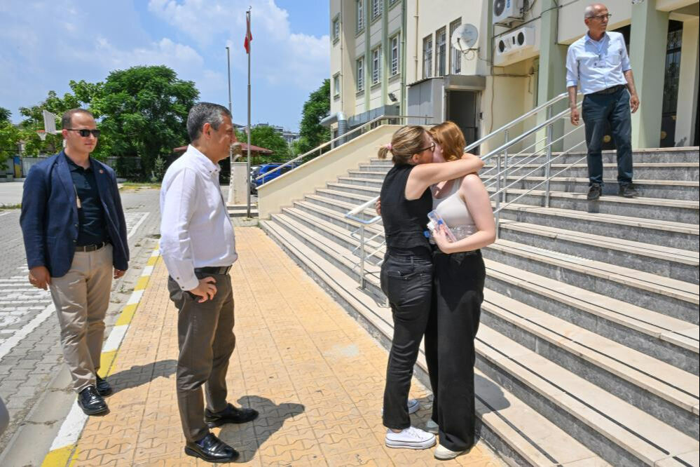 Ferdi Zeyrek'in kızını sınava bizzat götürmüştü! Özgür Özel, Nehir Zeyrek'in YKS sonucunu açıkladı - 1. Resim