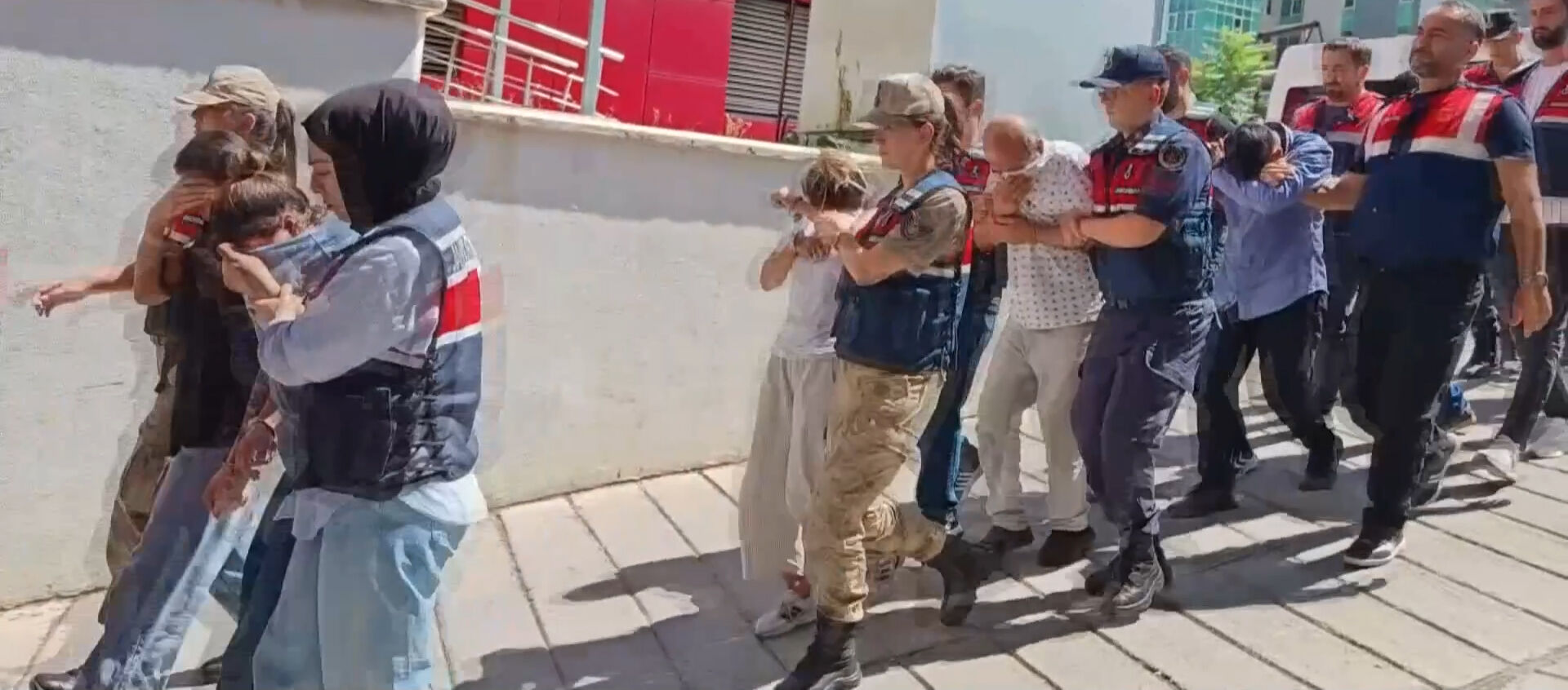 Gaziantep'te 106 milyon TL'lik operasyon! Çok sayıda tutuklama var Gaziantep'te 106 milyon TL'lik operasyon! Çok sayıda tutuklama var - 1. Resim