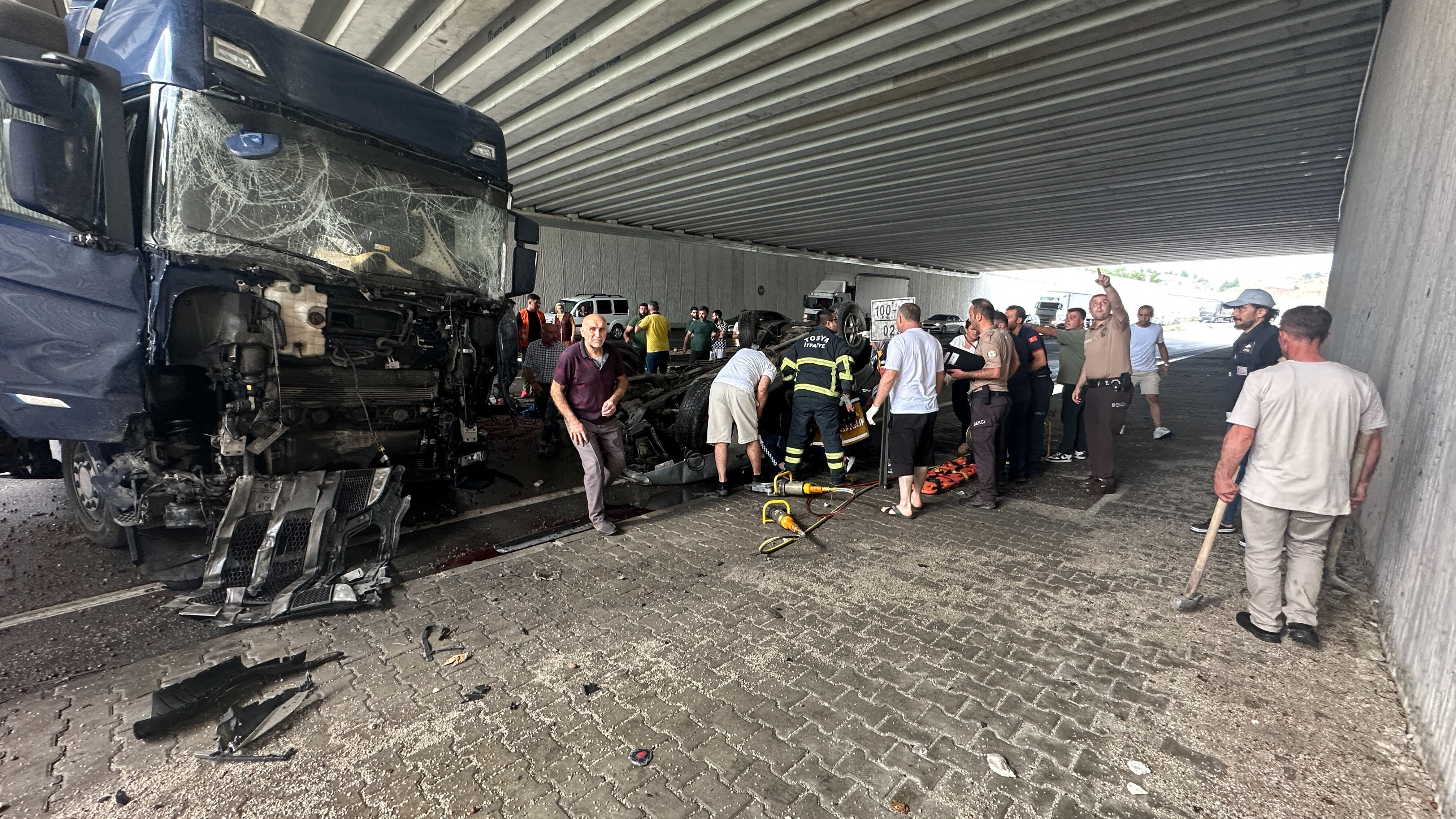 Katliam gibi kaza! Çok sayıda ölü ve yaralı var - 2. Resim