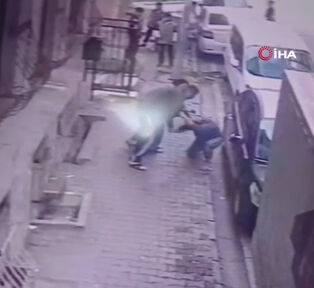 Komşu kadına tornavidayla darp: Bir anda dövmeye başladı! Dehşet anları kamerada - 1. Resim