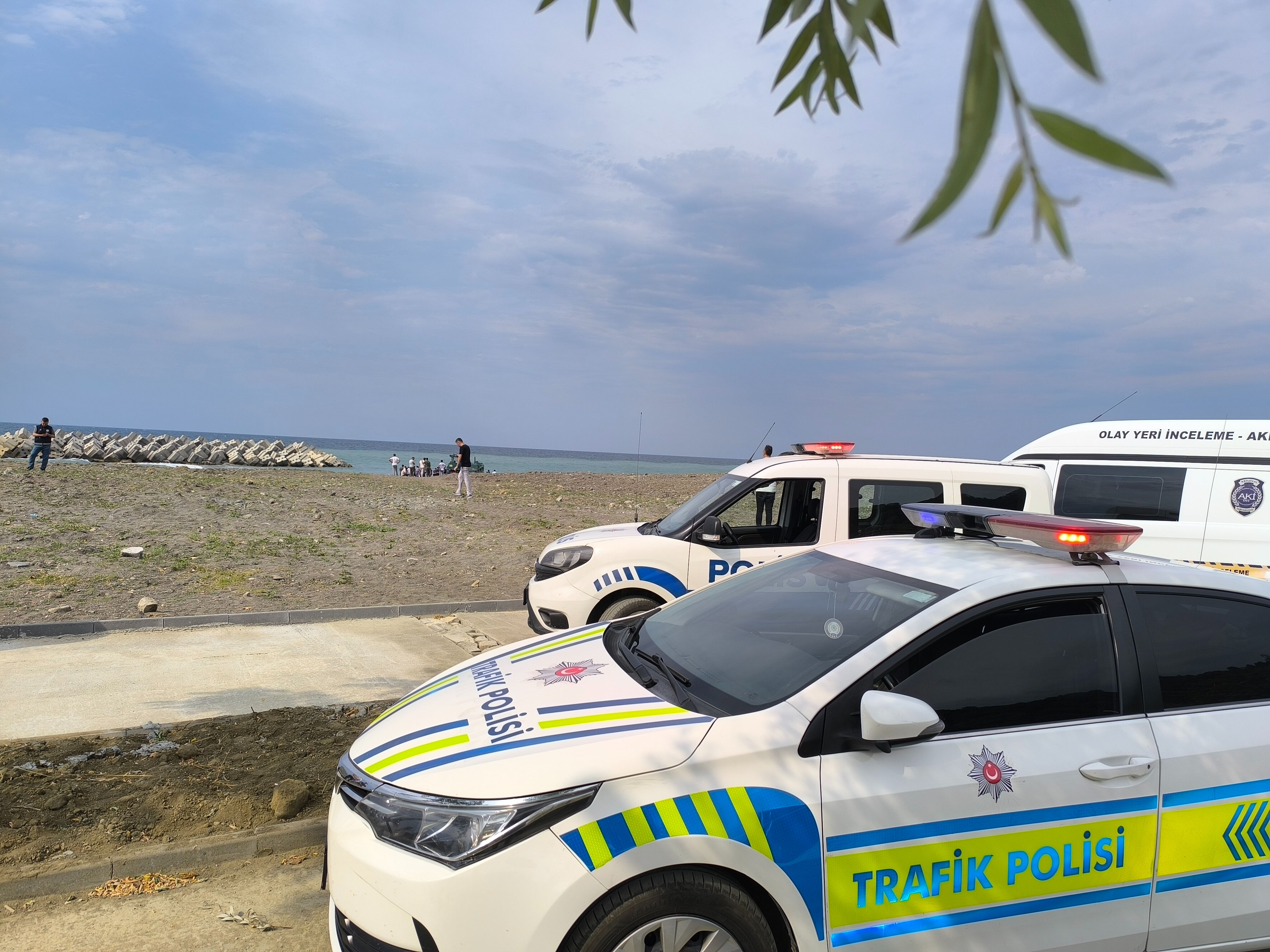 Korkunç ölüm! Sahilde güneşlenirken üzerinden iş makinesi geçti - 2. Resim