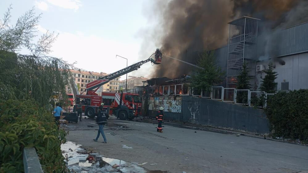 Malatya'da hırdavat mağazasında yangın paniği! Çok sayıda ekip sevk edildi - 2. Resim