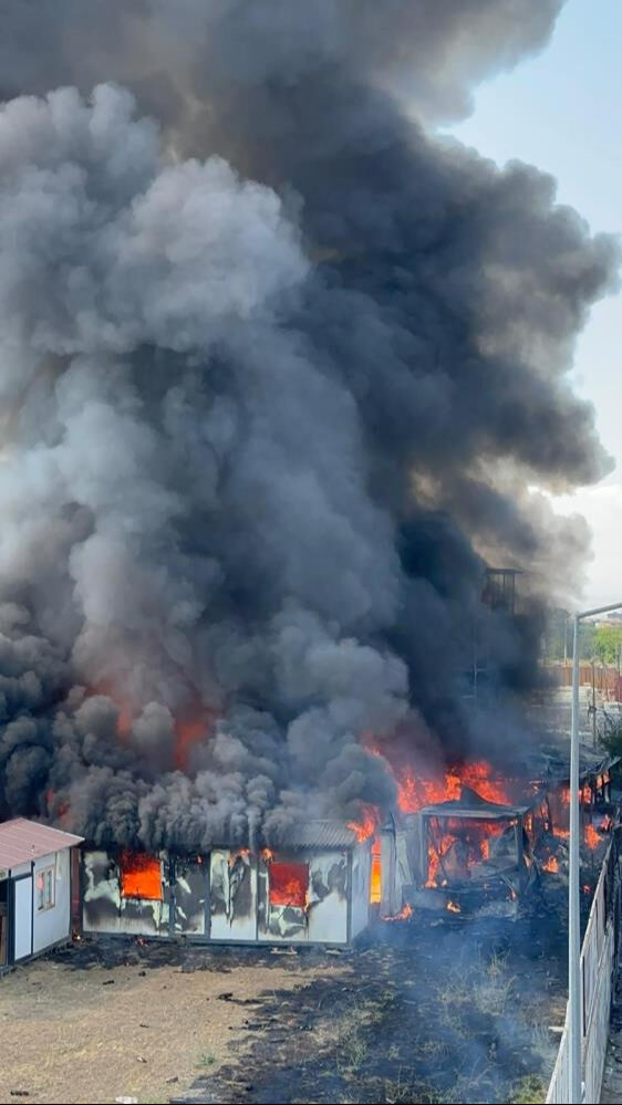 Malatya'da hırdavat mağazasında yangın paniği! Çok sayıda ekip sevk edildi - 1. Resim