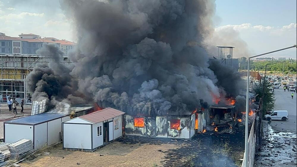 Malatya'da hırdavat mağazasında yangın paniği! Çok sayıda ekip sevk edildi - 3. Resim