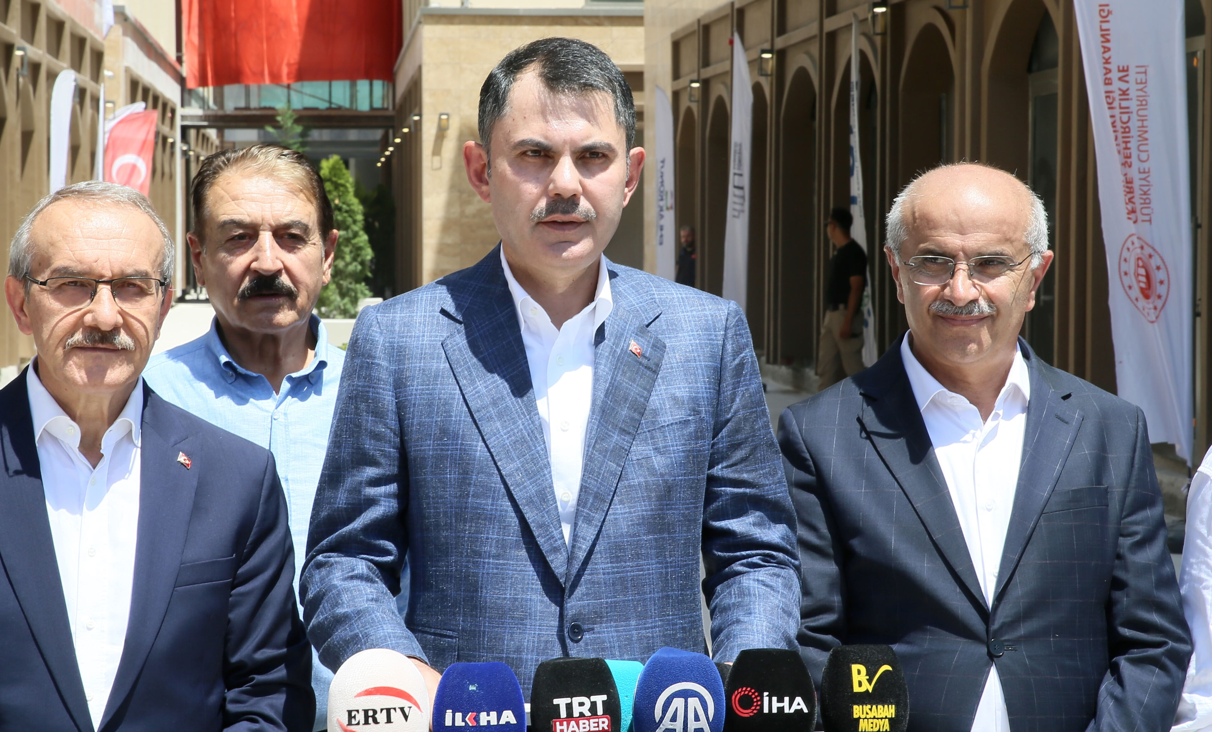 Murat Kurum'dan Özel'e deprem bölgesi tepkisi: Söz verdiğiniz konutları neden yapmadınız? Murat Kurum'dan Özel'e deprem bölgesi tepkisi: Söz verdiğiniz konutları neden yapmadınız? - 1. Resim