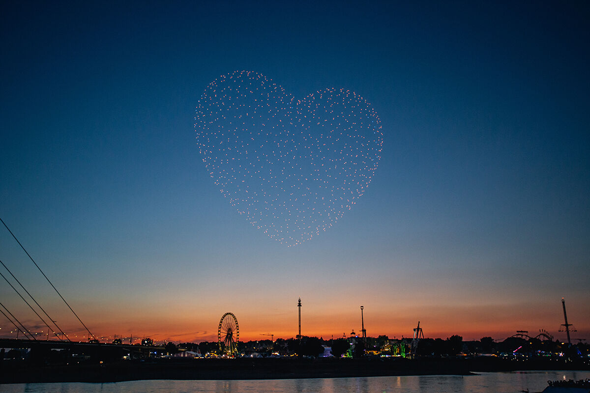 &Uuml;nl&uuml; nehrin kenarı doldu taştı! G&ouml;ky&uuml;z&uuml;ndeki şov hayran bıraktı - 3. Resim