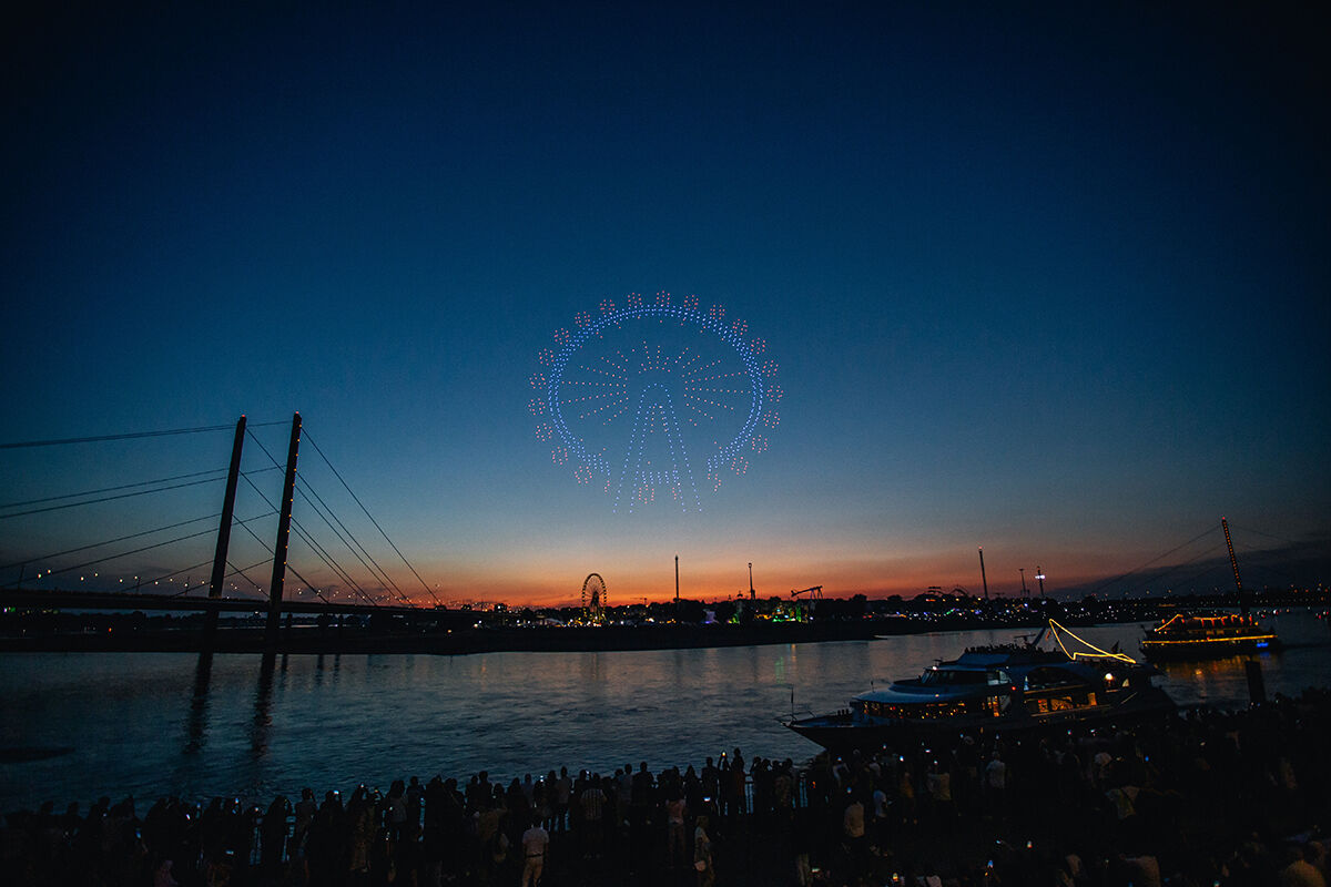 &Uuml;nl&uuml; nehrin kenarı doldu taştı! G&ouml;ky&uuml;z&uuml;ndeki şov hayran bıraktı - 5. Resim