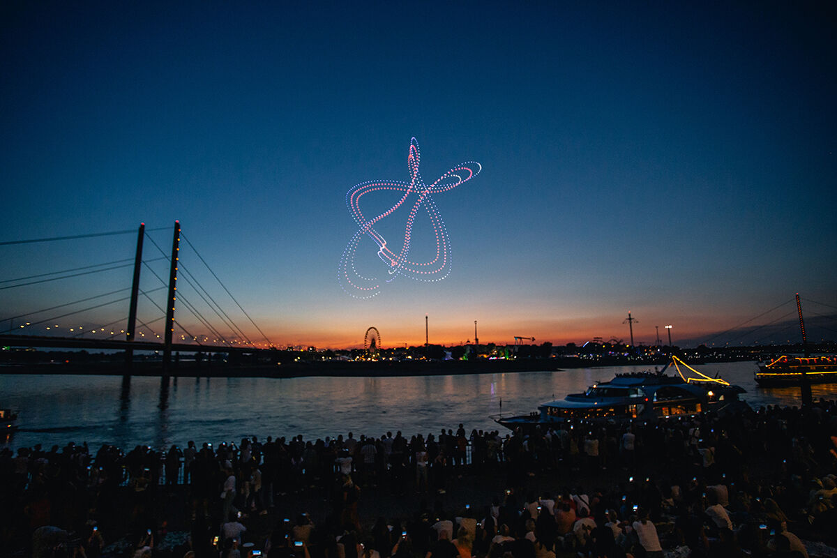 &Uuml;nl&uuml; nehrin kenarı doldu taştı! G&ouml;ky&uuml;z&uuml;ndeki şov hayran bıraktı - 4. Resim