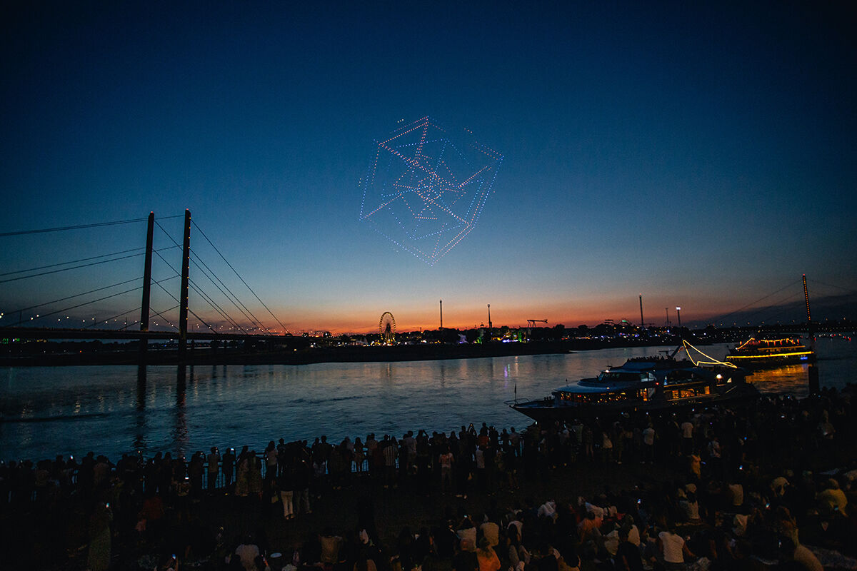 &Uuml;nl&uuml; nehrin kenarı doldu taştı! G&ouml;ky&uuml;z&uuml;ndeki şov hayran bıraktı - 8. Resim