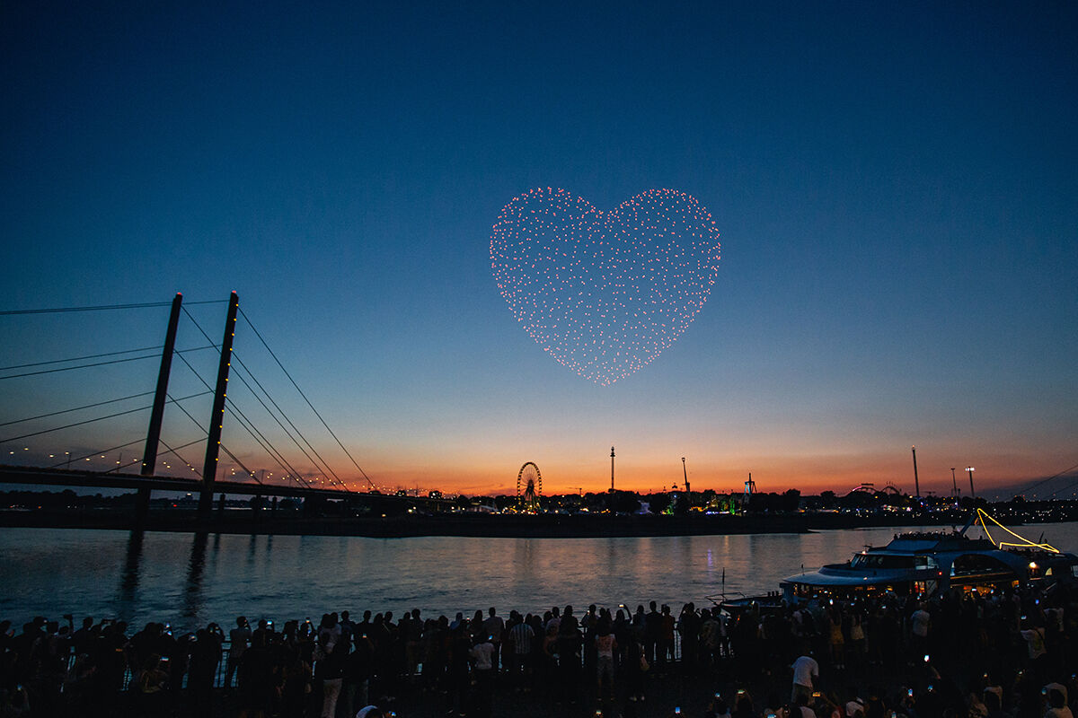 &Uuml;nl&uuml; nehrin kenarı doldu taştı! G&ouml;ky&uuml;z&uuml;ndeki şov hayran bıraktı - 2. Resim