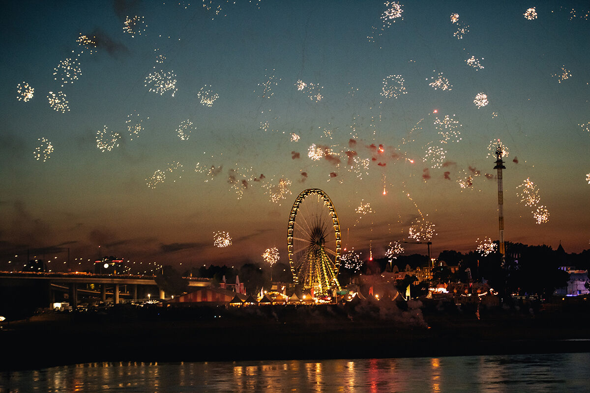 &Uuml;nl&uuml; nehrin kenarı doldu taştı! G&ouml;ky&uuml;z&uuml;ndeki şov hayran bıraktı - 12. Resim