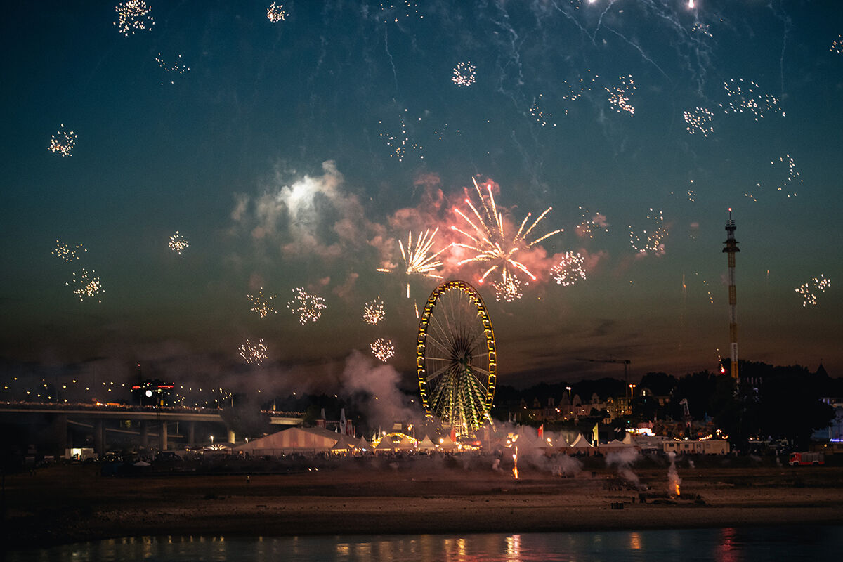 &Uuml;nl&uuml; nehrin kenarı doldu taştı! G&ouml;ky&uuml;z&uuml;ndeki şov hayran bıraktı - 13. Resim