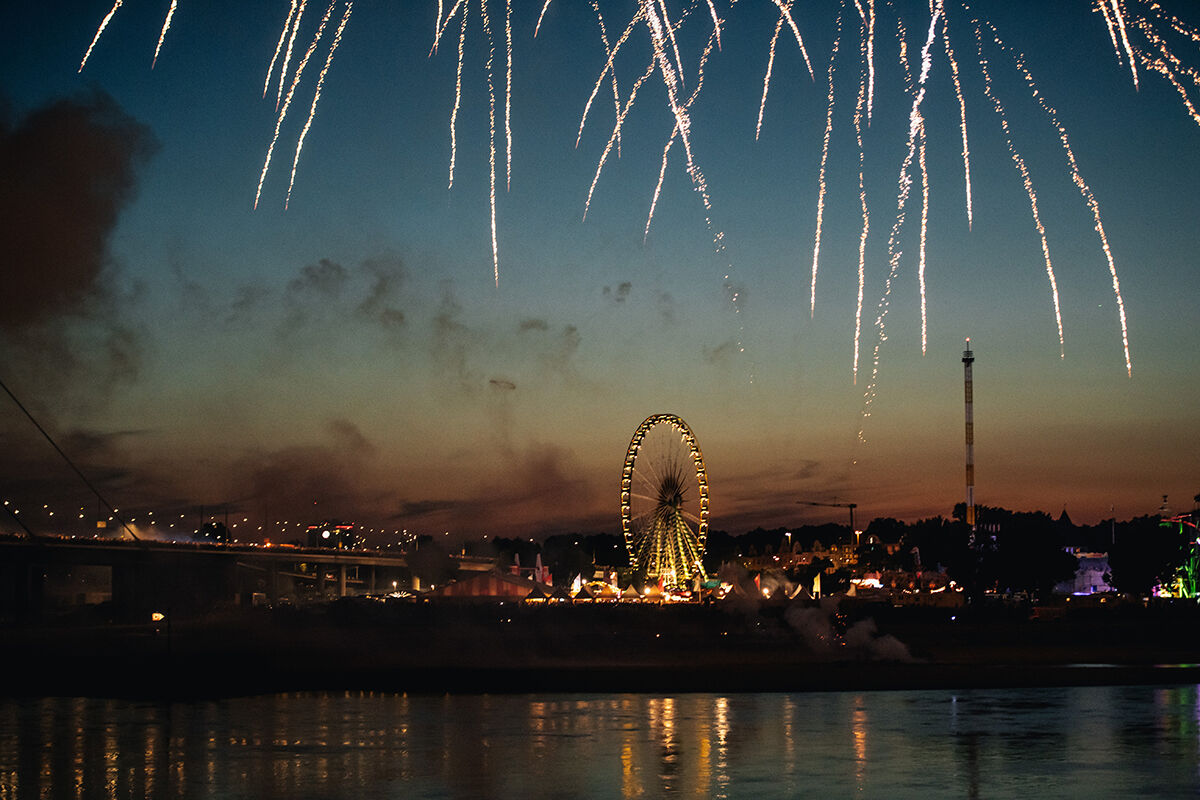 &Uuml;nl&uuml; nehrin kenarı doldu taştı! G&ouml;ky&uuml;z&uuml;ndeki şov hayran bıraktı - 11. Resim