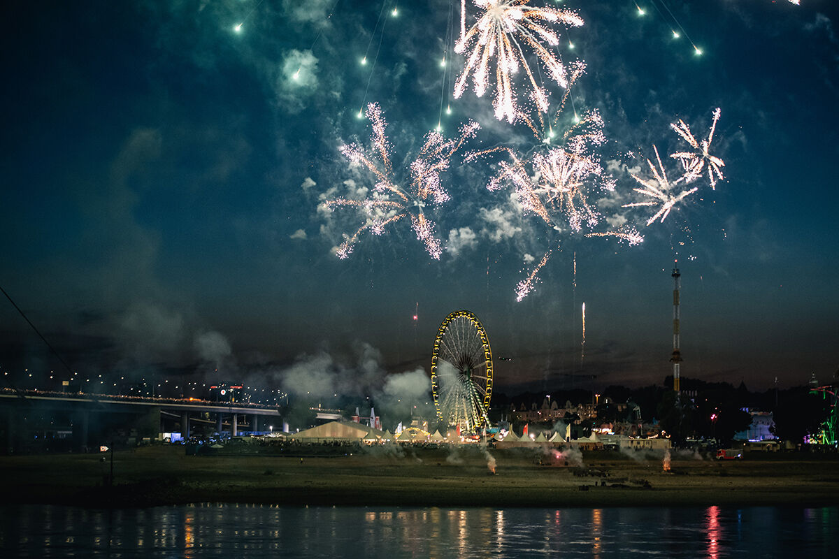 &Uuml;nl&uuml; nehrin kenarı doldu taştı! G&ouml;ky&uuml;z&uuml;ndeki şov hayran bıraktı - 10. Resim