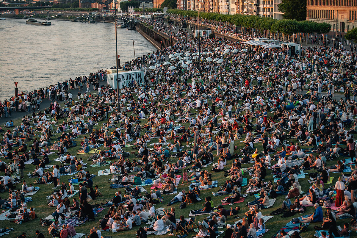 &Uuml;nl&uuml; nehrin kenarı doldu taştı! G&ouml;ky&uuml;z&uuml;ndeki şov hayran bıraktı - 15. Resim