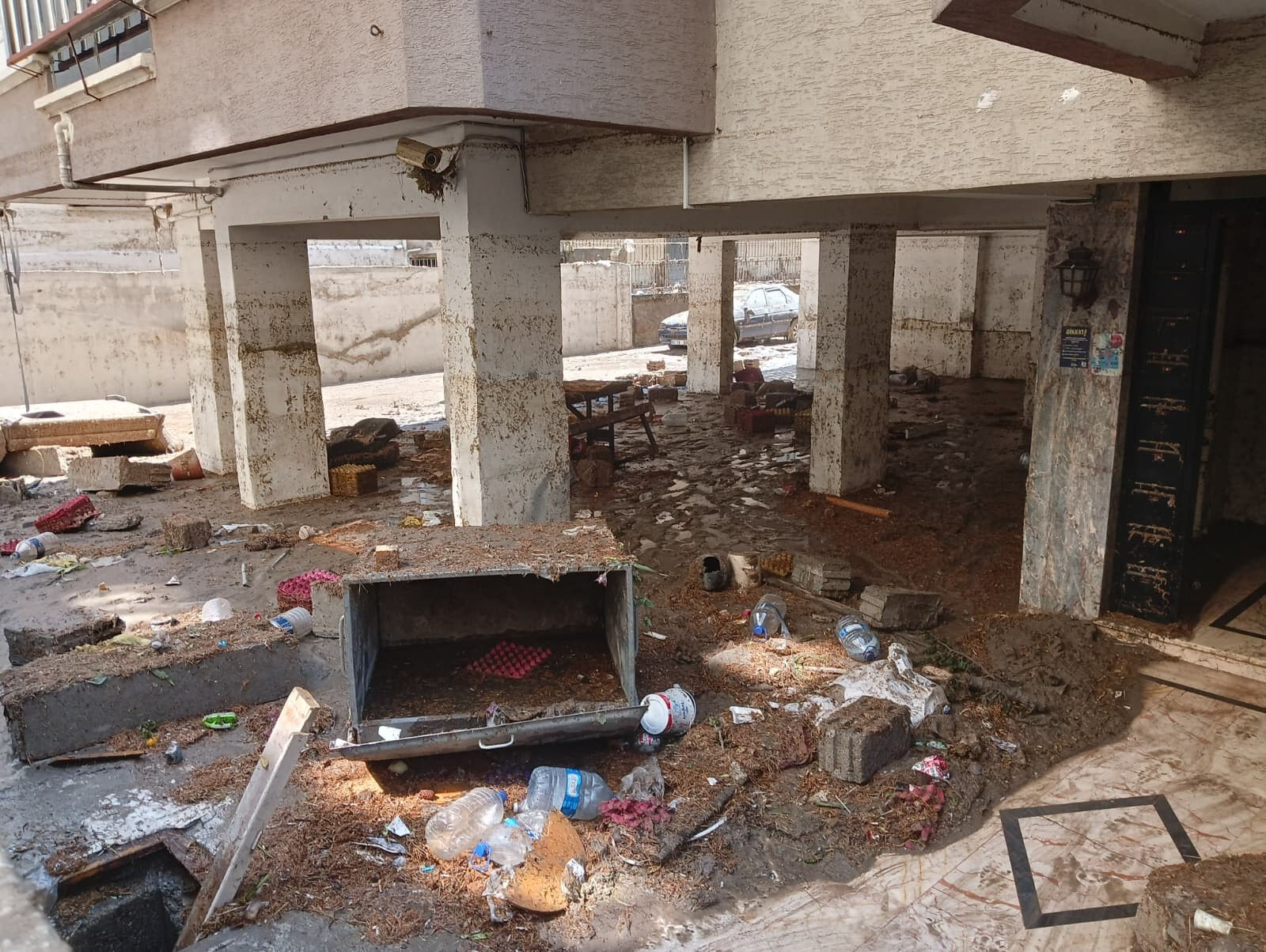 Yollar çöktü, altyapı ağır hasar aldı! Başkenti sel vurdu, bilanço gün ağarınca ortaya çıktı - 1. Resim