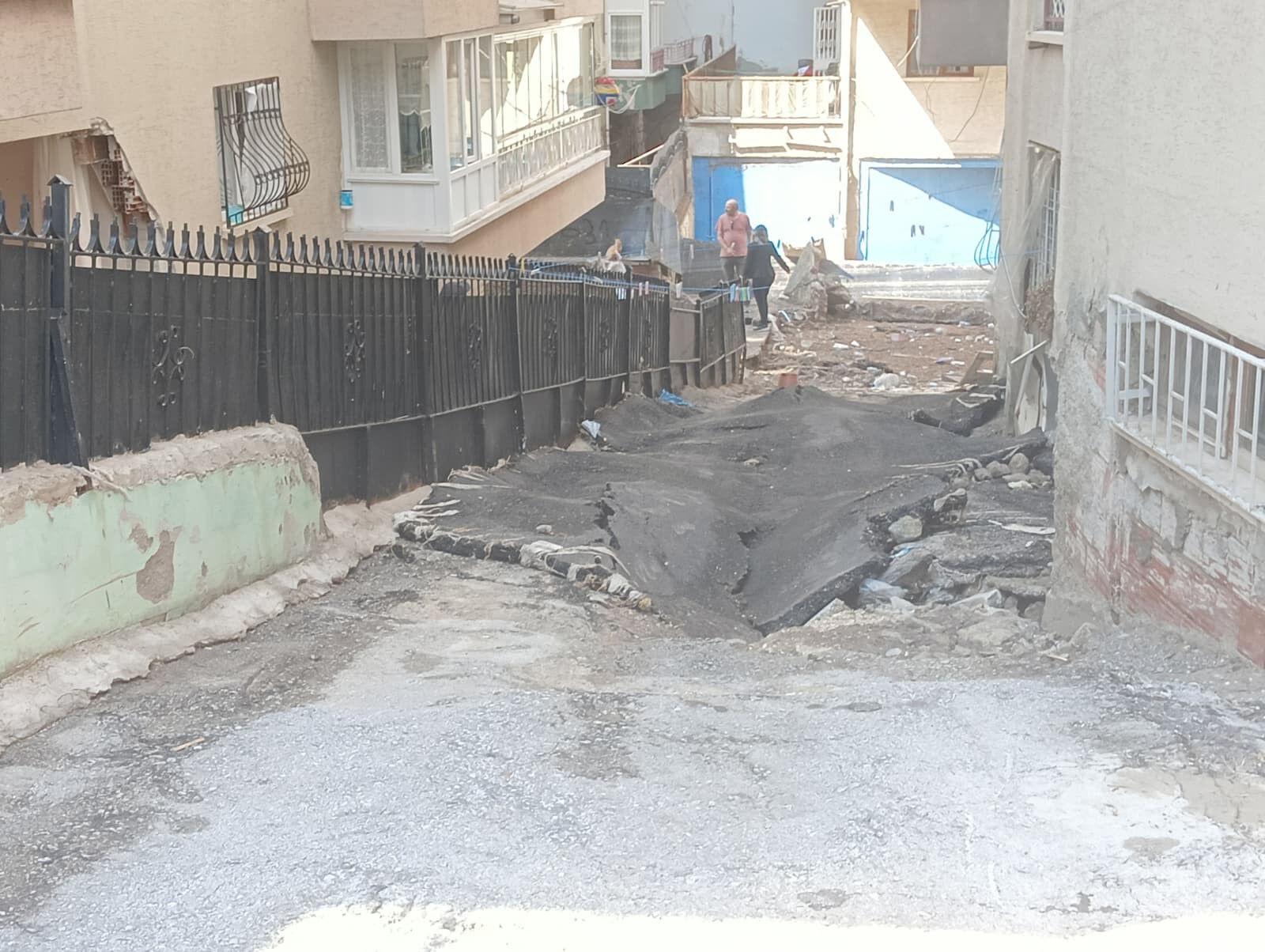 Yollar çöktü, altyapı ağır hasar aldı! Başkenti sel vurdu, bilanço gün ağarınca ortaya çıktı - 3. Resim