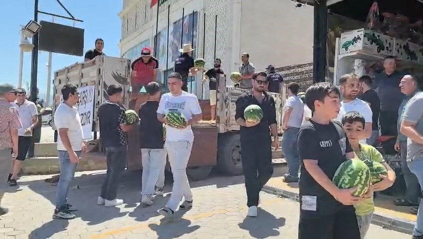 12 ton karpuz ücretsiz dağıtıldı! Haberi duyan vatandaş akın etti - 1. Resim