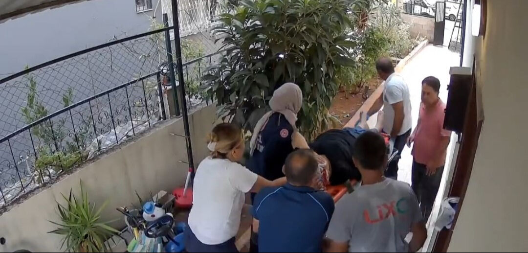 Adana’da film gibi anlar! Kargo teslimine gitti, hayat kurtardı Adana’da film gibi anlar! Kargo teslimine gitti, hayat kurtardı - 1. Resim