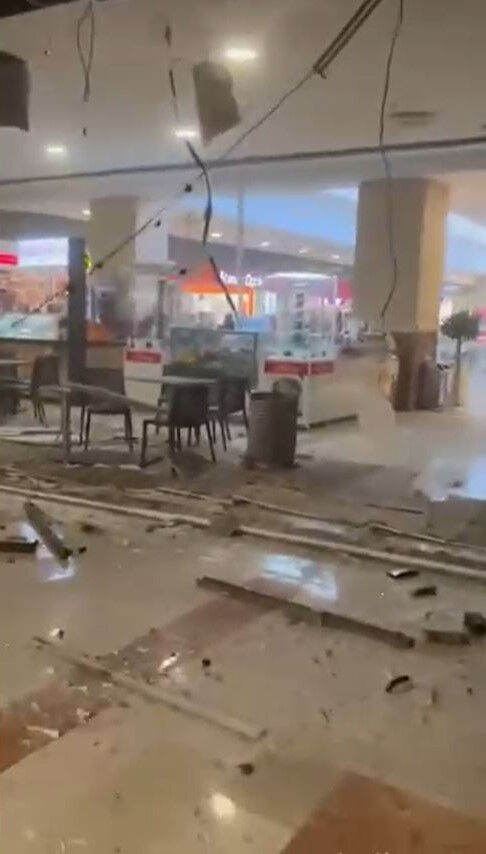 Beylikdüzü'nde AVM'de büyük panik! Yemek katının asma tavanı çöktü, yaralı var - 2. Resim