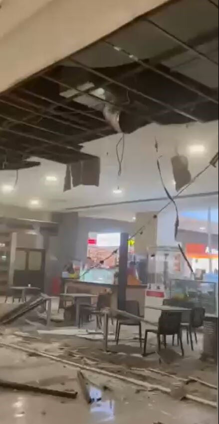 Beylikdüzü'nde AVM'de büyük panik! Yemek katının asma tavanı çöktü, yaralı var - 1. Resim
