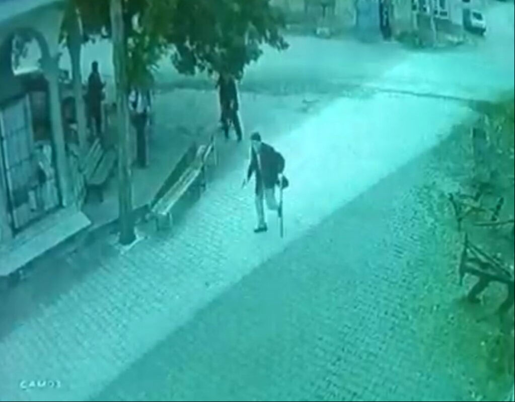 Bir elinde baston bir elinde silahla k&ouml;yde dehşet sa&ccedil;tı! 1'i ağır 3 yaralı - 3. Resim